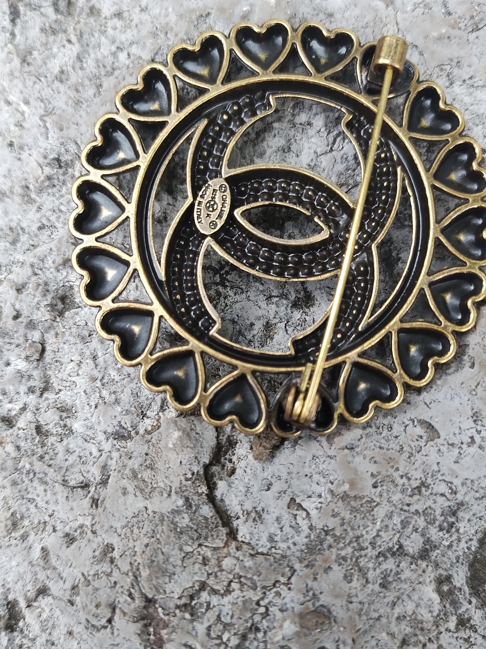 Vintage-Style Black and Gold Heart Brooch - Women Jewelry